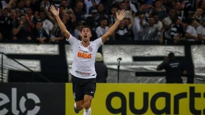 Danilo Avelar festeja o gol de empate em Itaquera (Foto: Globo Esporte)