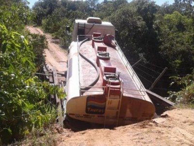 Por conta do peso do veículo a ponte cedeu parcialmente e até a manhã desta terça-feira (12) o caminhão ainda estava no local. (Foto: Hora News)