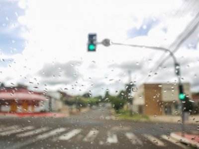 Choveu forte em algumas regies de Campo Grande no fim da manh (Foto: Paulo Francis)