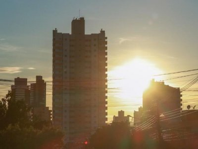 Em Campo Grande o sol aparece, mas previso  de chuva no perodo da tarde. (Foto: Henrique Kawaminami)