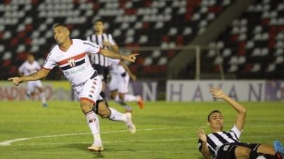 Rafael Costa comemora gol do Botafogo (Foto: Weber Sian/ACidadeON)