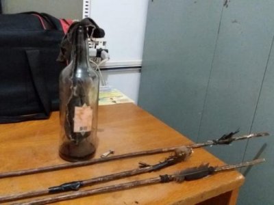 Coquetel molotov e flecha apreendidos por policiais militares em rea de conflito (Foto: Osvaldo Duarte)