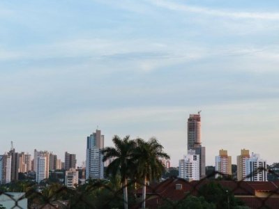 Quarta-feira ter cu aberto e calor de at 32C em Campo Grande. (Foto: Henrique Kawaminami)