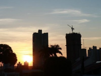 Temperatura mxima poder chegar aos 30C em Campo Grande. (Foto: Henrique Kawaminami)