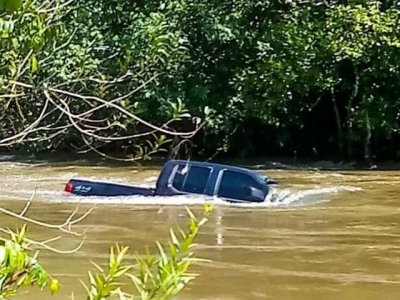 Caminhonete estava submersa e foi retirada na ltima tera-feira (Foto/Reproduo: Alvorada Informa)