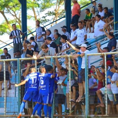 (Foto: comemorao no golao de falta de Agnaldo, que garantiu a vitria do Azulo no jogo de ida contra o Operrio  Crdito/Franz Mendes)