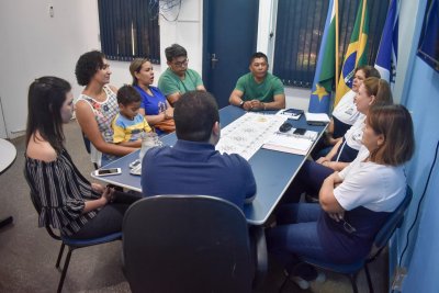 Autistas e familiares recebero atendimento especial no CRAS