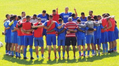 Fim de treino com orao. Foto: Rede social Aquidauanense FC