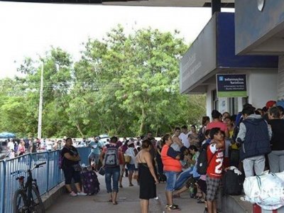 No perodo de ferias e fim de ano, posto lotado na fronteira com a Bolvia (Foto: Anderson Gallo/Arquivo Dirio Corumbaense)