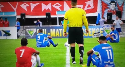 Jogadores fazem protesto antes de iniciar o jogo. Imagem TV Morena