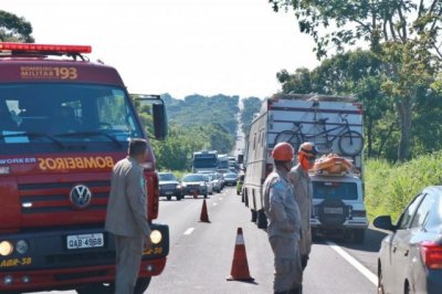 Movimentao de militares do Corpo de Bombeiros no local onde aconteceu o acidente (Foto: Henrique Kawaminami)