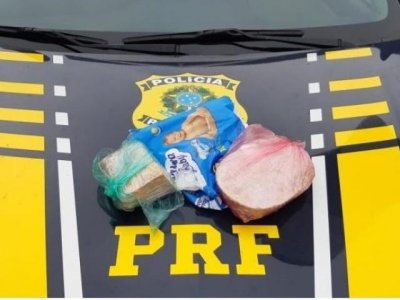 Dois tabletes de cocana foram localizados em pacote de fralda (Foto: divulgao/PRF)