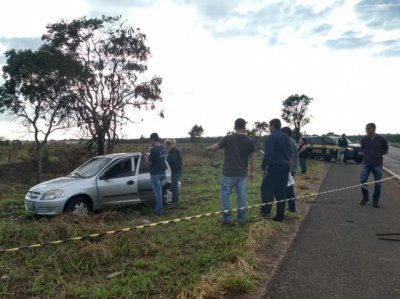 Mulher foi encontrada morta embaixo de rvore com lenol enrolado no pescoo (Foto: Mirian Machado)
