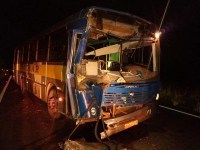 nibus ficou parado no meio da rodovia aps a batida. (Foto: Da Hora Bataguassu)