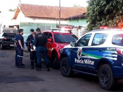 iaturas da PM e dos bombeiros em frente  casa onde ocorreu o crime. (Foto: Clayton Neves)