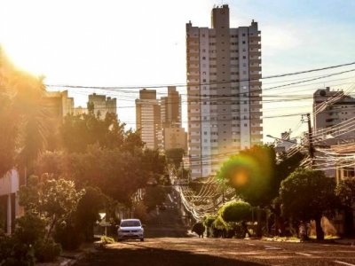 O dia na capital sul-mato-grossense amanheceu com cu aberto, mas previso  de chuva (Foto: Marina Pacheco)