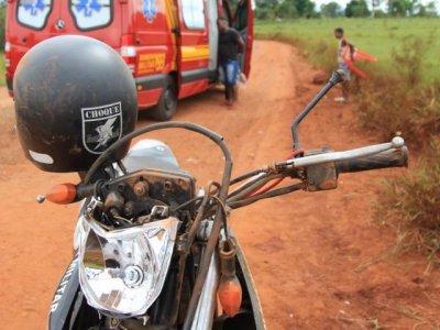 Moto com capacete que era usado por soldado ferido aps queda durante perseguio (Foto: Marina Pacheco)