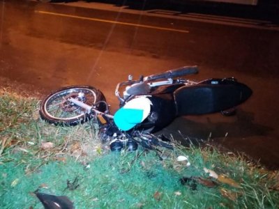 Moto cada em rua onde aconteceu o acidente (Foto: Adilson Domingos)
