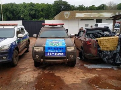  direita, Fiat Toro com os tabletes de maconha que eram transportados pela dupla. (Foto: Divulgao/PM)