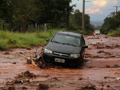 Fiat Plio atolado em rua do Jardim Noroeste; enxurrada chegou a encobrir veculo (Foto: Paulo Francis)