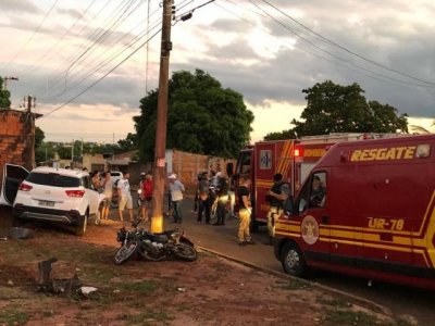 Moto de casal encostada em poste, carro roubado ao lado e equipes do Corpo de Bombeiros (Foto: Divulgao/Batalho de Choque)