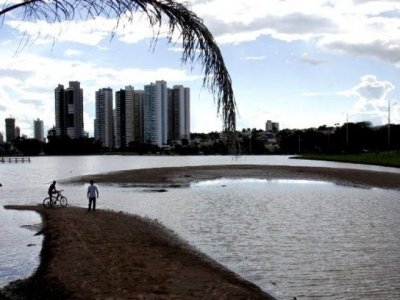 Bancos de areia em lago chamaram a ateno da sociedade. (Foto: Arquivo)