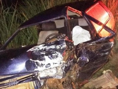 Por causa da pancada, carro de passeio ficou destrudo (Foto: Corpo de Bombeiros/Nova Notcias)