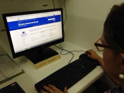 Declaração do Imposto de Renda deve ser feita pela internet (Foto: Arquivo)