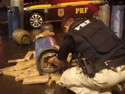 Droga estava escondida dentro de botijes de gs. (Foto: Divulgao/PRF)