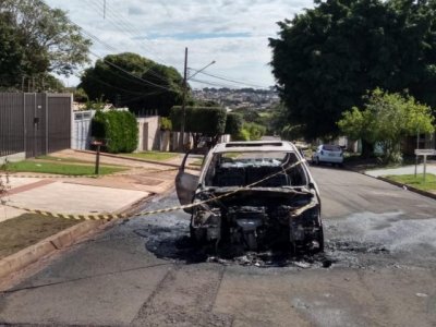 Carro destrudo no meio da Rua Santa Maria, no Bairro Monte Castelo. (Foto: Liniker Ribeiro).