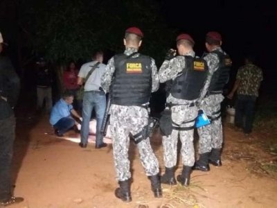 Policiais no local onde homem foi morto a golpes de faca na noite de ontem (Foto: Osvaldo Duarte/Dourados News)