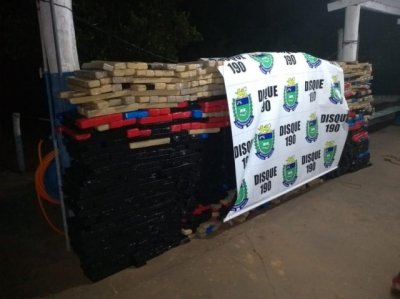 Tabletes de maconha retirados da carroceria da caminhonete e empilhados (Foto: PM/Divulgao)