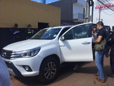 Homem foi executado dentro de caminhonete no centro de Pedro Juan Caballero (Foto: Por News)