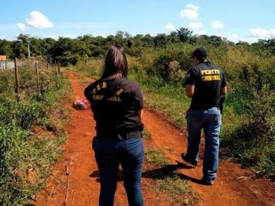 Policiais no local onde corpo de vtima do tribunal do crime foi encontrado (Foto: Adilson Domingos)