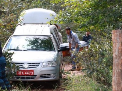 Corpo sendo colocado em carro da funerária após ser retirado das ferragens de avião (Foto: Henrique Kawaminami)
