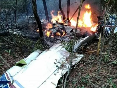 Avio caiu por volta das 6h e matou mdico e esposa. (Foto: Direto das Ruas)