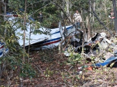 Avio caiu na manh de ontem em uma rea de mata prximo ao aeroporto Santa Maria. (Foto: Henrique Kawaminami)