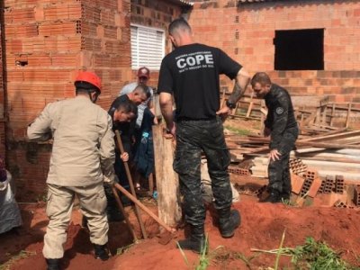 Socorristas do Corpo de Bombeiros, Samu, policiais e agentes penitencirios no local onde criana caiu (Foto: Liniker Ribeiro)