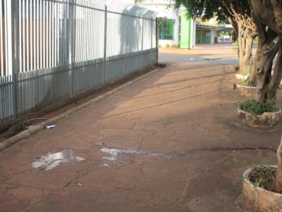 Local com rastro de sangue, onde possivelmente a vtima foi ferida. (Foto: Marina Pacheco).