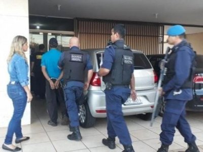 Suspeito sendo conduzido para a delegacia por guardas municipais (Foto: Geisy Garnes)