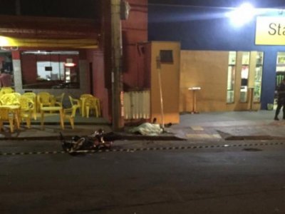 Motociclista foi lanada sobre a calada da Rua da Diviso. (Foto: Jeferson Costa)
