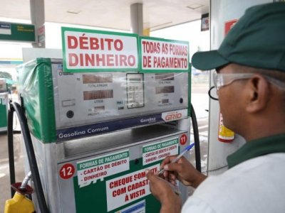 Frentista observa valor registrado na bomba de combustvel (Foto: Paulo Francis)