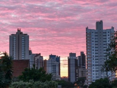 Em Campo Grande o dia ser de cu parcialmente nublado e pancadas de chuva isoladas  noite. (Foto: Henrique Kawaminami)