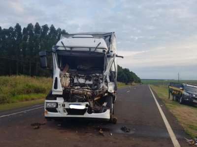 Cabide de caminho ficou completamente destruda aps a batida. (Foto: T Na Mdia Navira)
