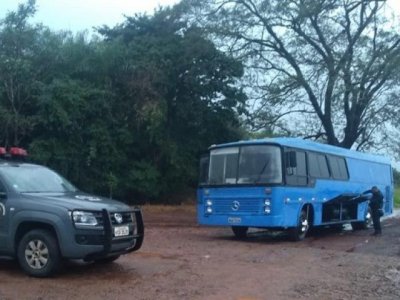 Policial do DOF observa bagageiro de motorhome apreendido ontem em Caarap (Foto: Divulgao)