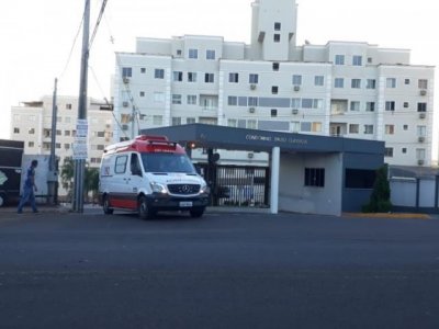 Ambulncia deixa condomnio localizado na 14 de Julho (Foto: Geisy Garnes)