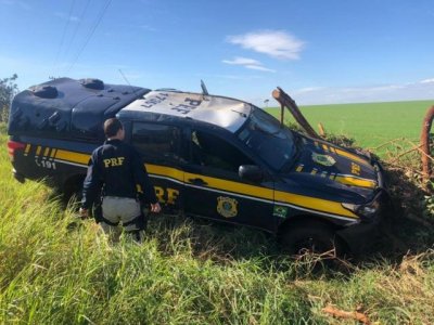 Policial observa viatura que capotou no municpio de Laguna Carap durante perseguio a traficante (Foto: Divulgao)