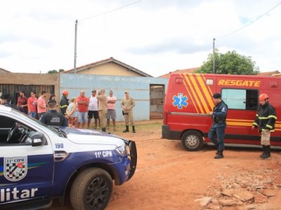 Movimentao dos bombeiros e PMs em frente ao local onde homem foi atacado por ces (Foto: Marina Pacheco)