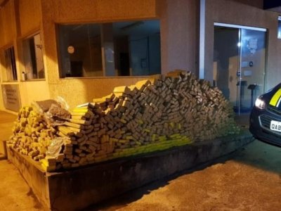 Tabletes de maconha encontrados dentro do HB20. (Foto: Divulgao/PRF)