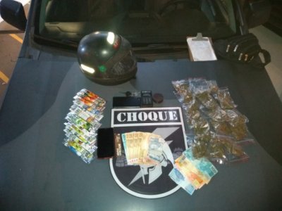 Polcia apreende dinheiro, pacotes com maconha, mquina de carto e envelopes para consumo da droga (Foto/Divulgao)